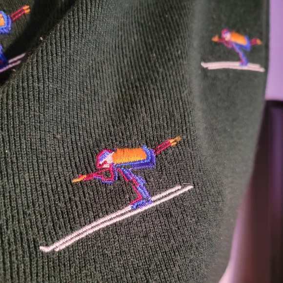 Vintage forest green knit skirt with embroidered skiers - Picture 2 of 4